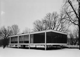 Описание: 800px-Mies_van_der_Rohe_photo_Farnsworth_House_Plano_USA_7