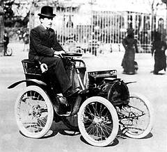 Луи Рено за рулём своего первого автомобиля Voiturette.